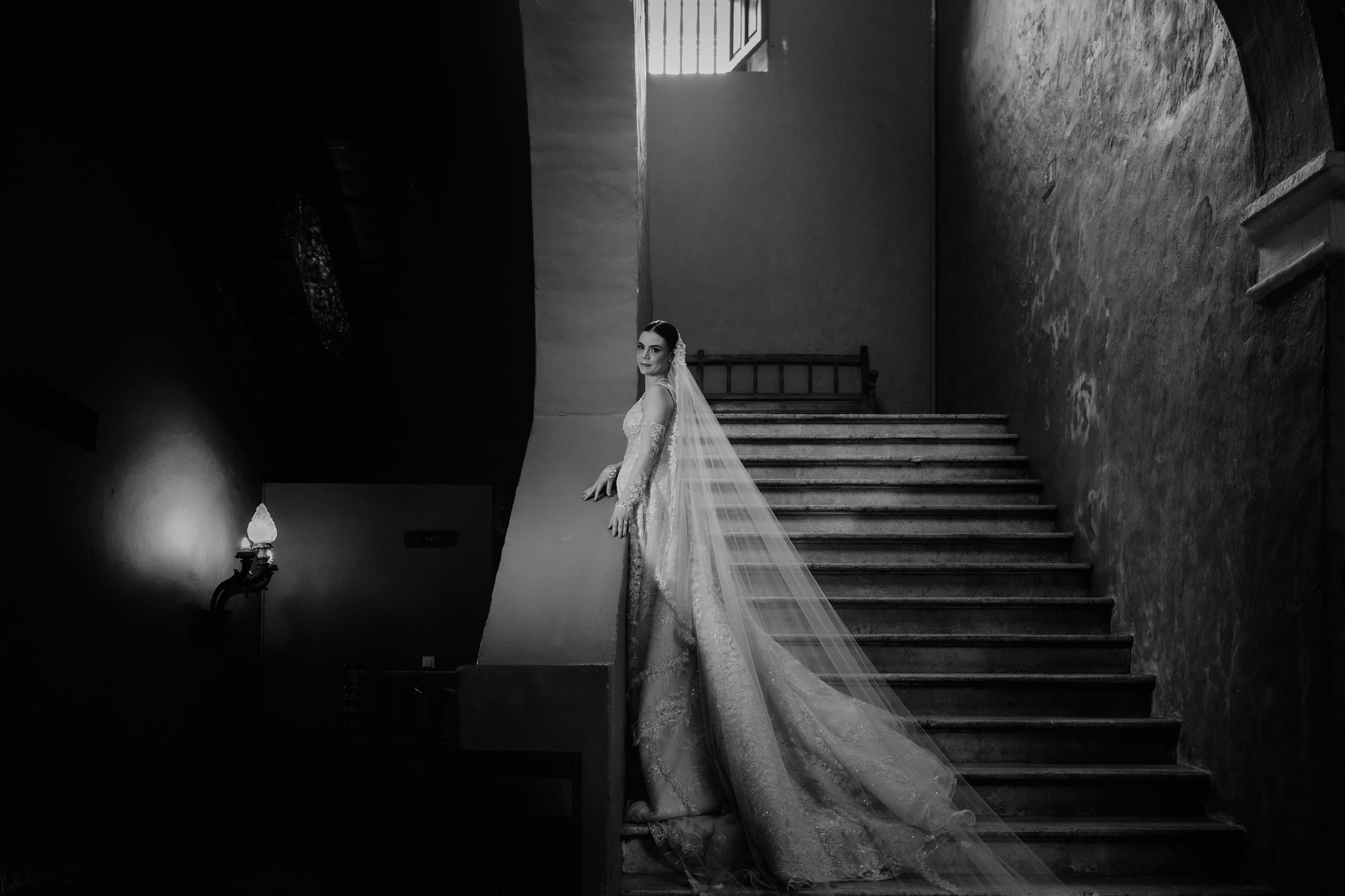 Novia en las escaleras, fotografiada por Ancora Ever After