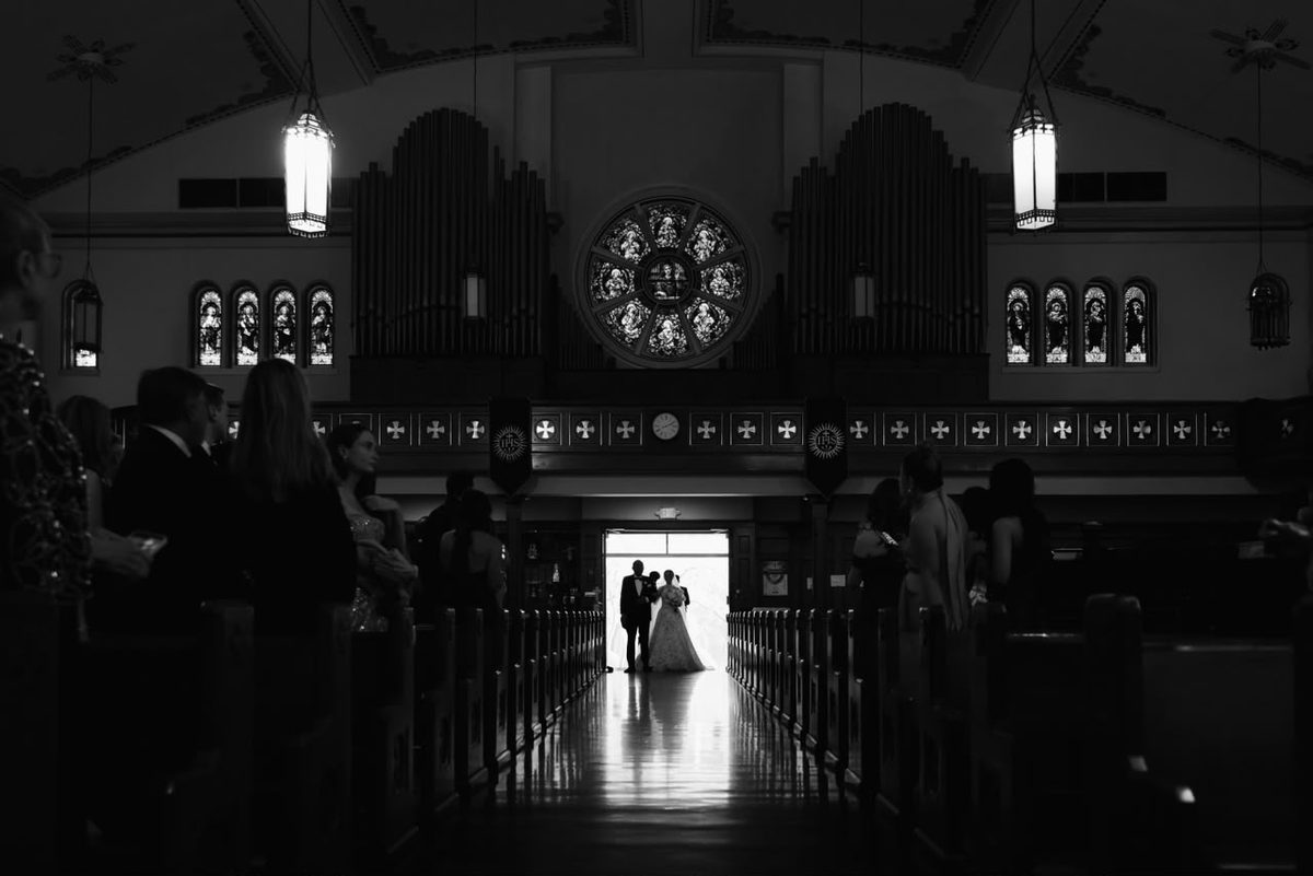 Pareja en la puerta de la iglesia